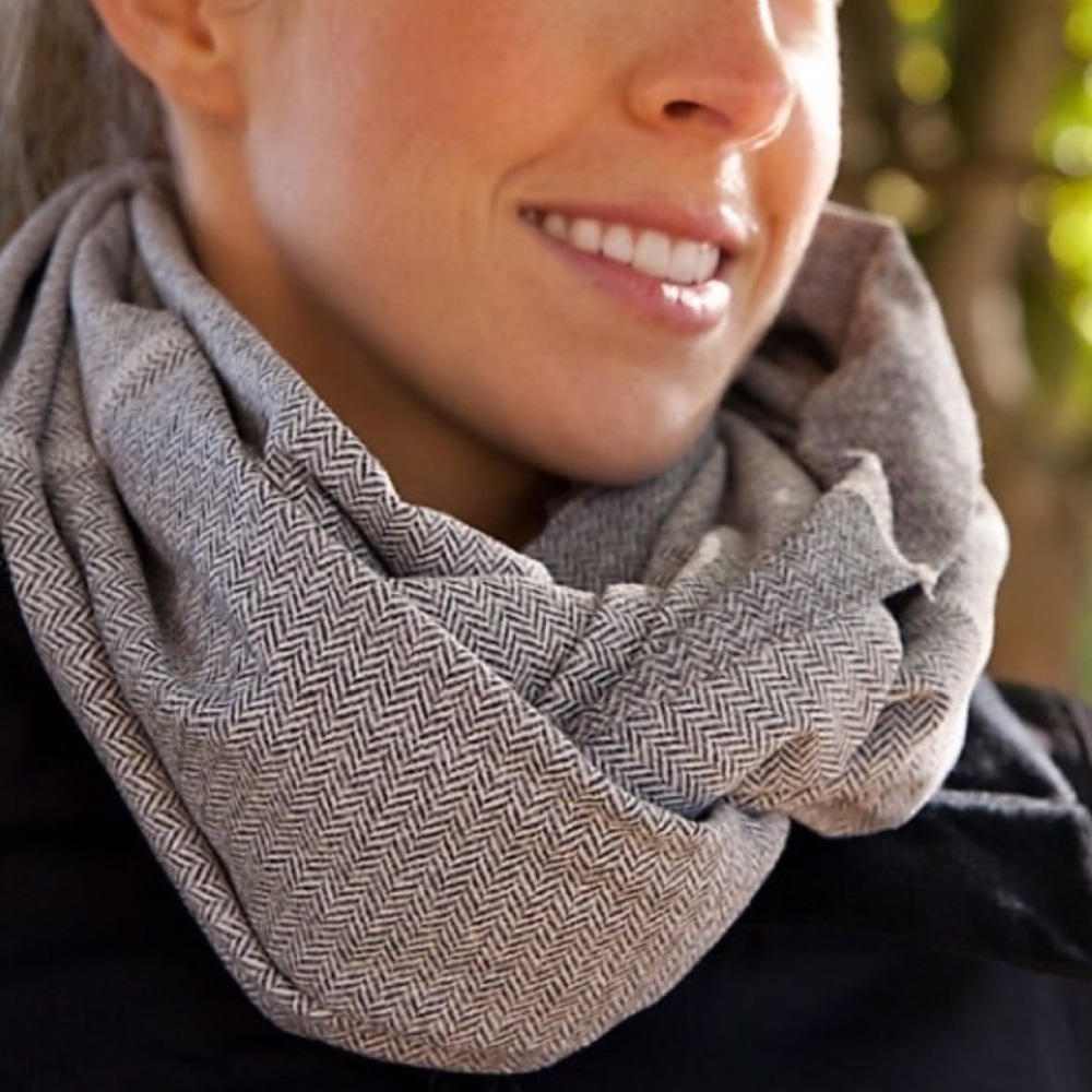 Lululemon Vinyasa Black White Herringbone Infinity Scarf Wrap Snaps One Size